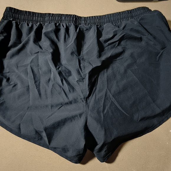 Under Armour Men's Black Athletic Shorts - Picture 8 of 8